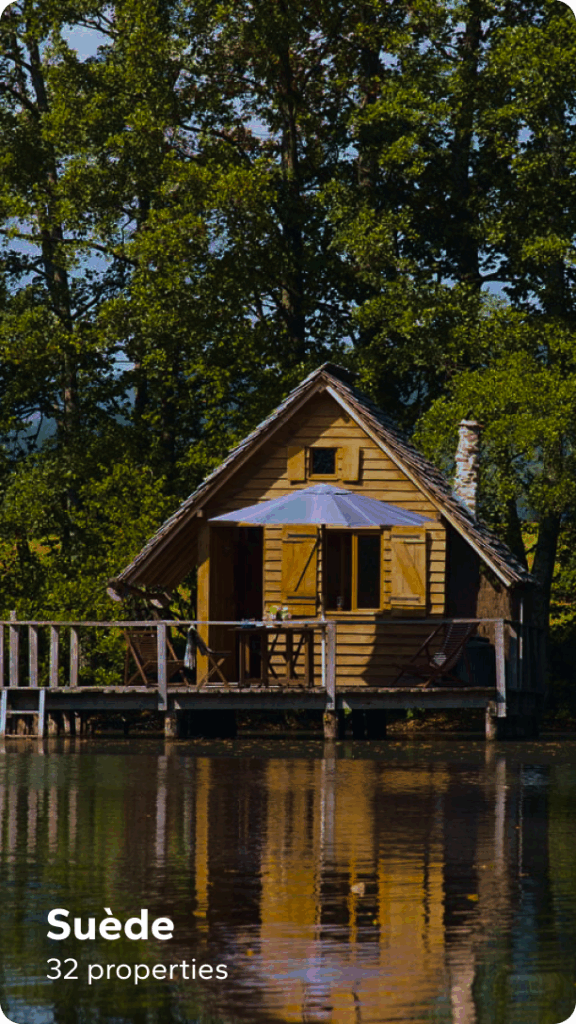 Petite cabane en bois au bord d’un lac en Suède entourée d’arbres